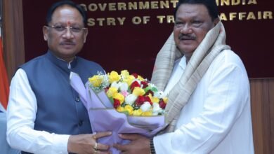 CM साय ने केंद्रीय जनजातीय कार्य मंत्री जुएल ओराम को सौंपा 973 करोड़ का प्रस्ताव : बस्तर के 461 गांवों में बिजली के लिए केंद्र से 435 करोड़ की मांग