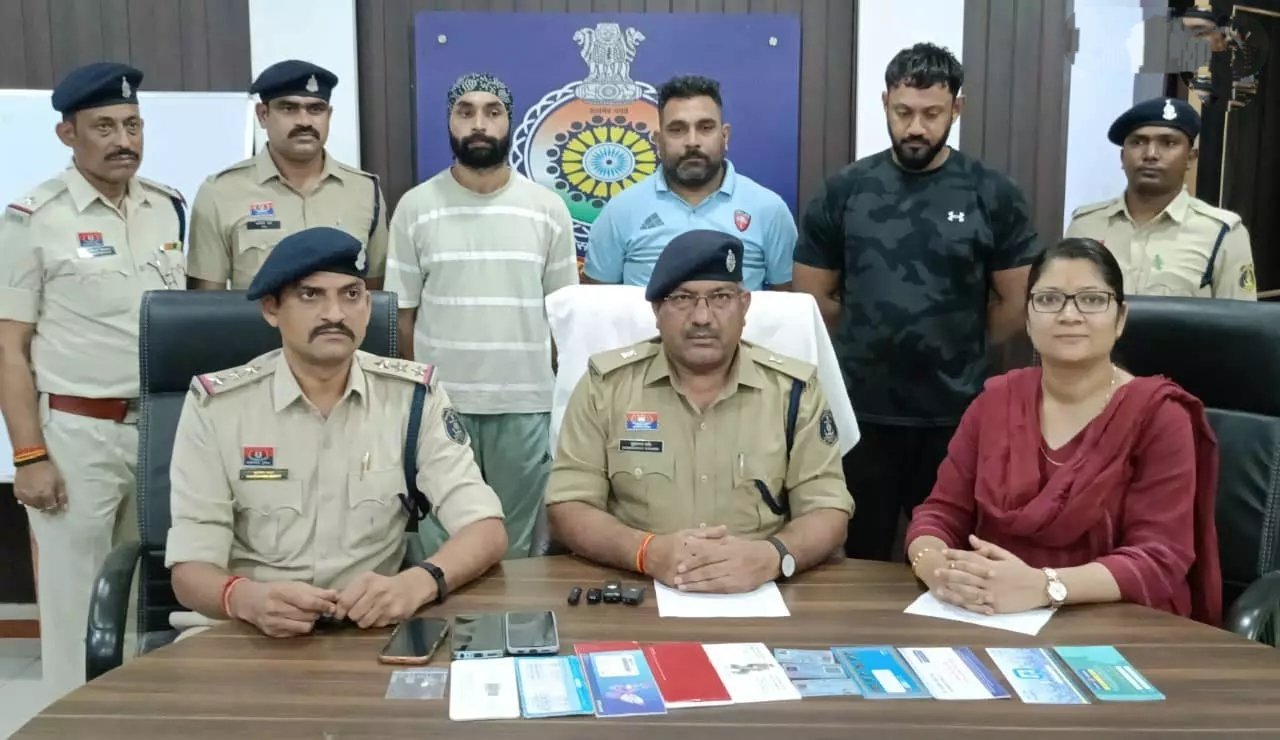 बीमा रिफंड के नाम पर 1.60 करोड़ की ठगी: दुर्ग के कारोबारी को बनाया शिकार, दिल्ली से 3 साइबर ठग गिरफ्तार बीमा रिफंड के नाम पर 1.60 करोड़ की ठगी: दुर्ग के कारोबारी को बनाया शिकार, दिल्ली से 3 साइबर ठग गिरफ्तार