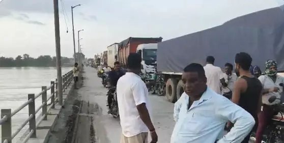पुल के बीच बिगड़े कैप्सूल और ट्रेलर, थम गई रफ्तार: बलौदाबाजार–जांजगीर रोड पर लगा लंबा जाम, परेशान रहे लोग