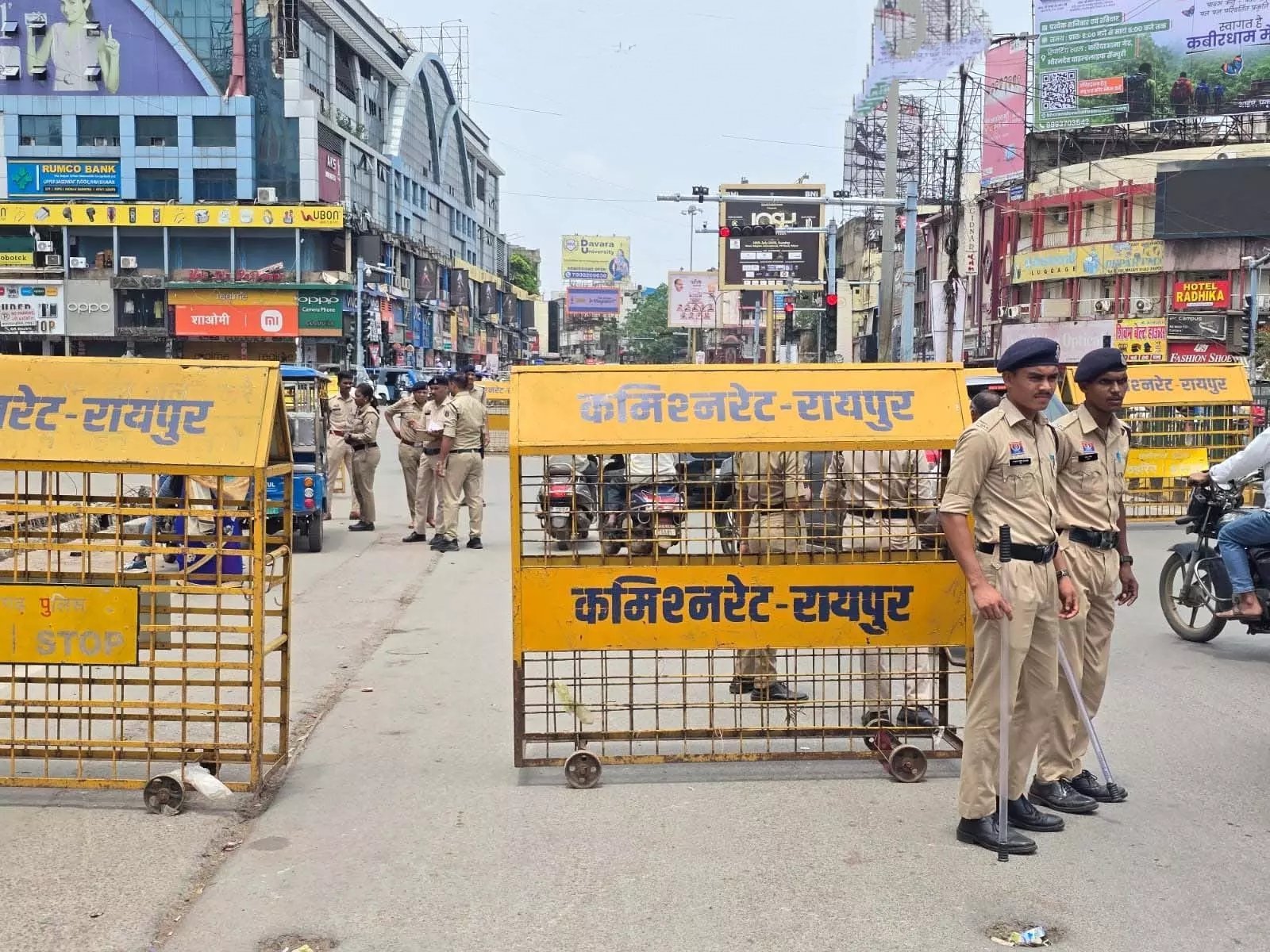 रायपुर में पुलिस की ताबड़तोड़ चेकिंग: बिना नंबर प्लेट वाले वाहनों पर शिकंजा, शहरभर में चला सघन जांच अभियान रायपुर में पुलिस की ताबड़तोड़ चेकिंग: बिना नंबर प्लेट वाले वाहनों पर शिकंजा, शहरभर में चला सघन जांच अभियान
