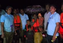 बाढ़ से घिरा गौठान, नगर सेना ने टॉर्च की रोशनी में बचाया परिवार, 300 मवेशियों पर संकट