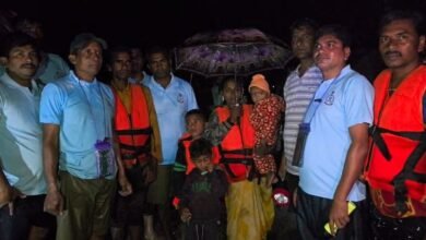 बाढ़ से घिरा गौठान, नगर सेना ने टॉर्च की रोशनी में बचाया परिवार, 300 मवेशियों पर संकट बाढ़ से घिरा गौठान, नगर सेना ने टॉर्च की रोशनी में बचाया परिवार, 300 मवेशियों पर संकट