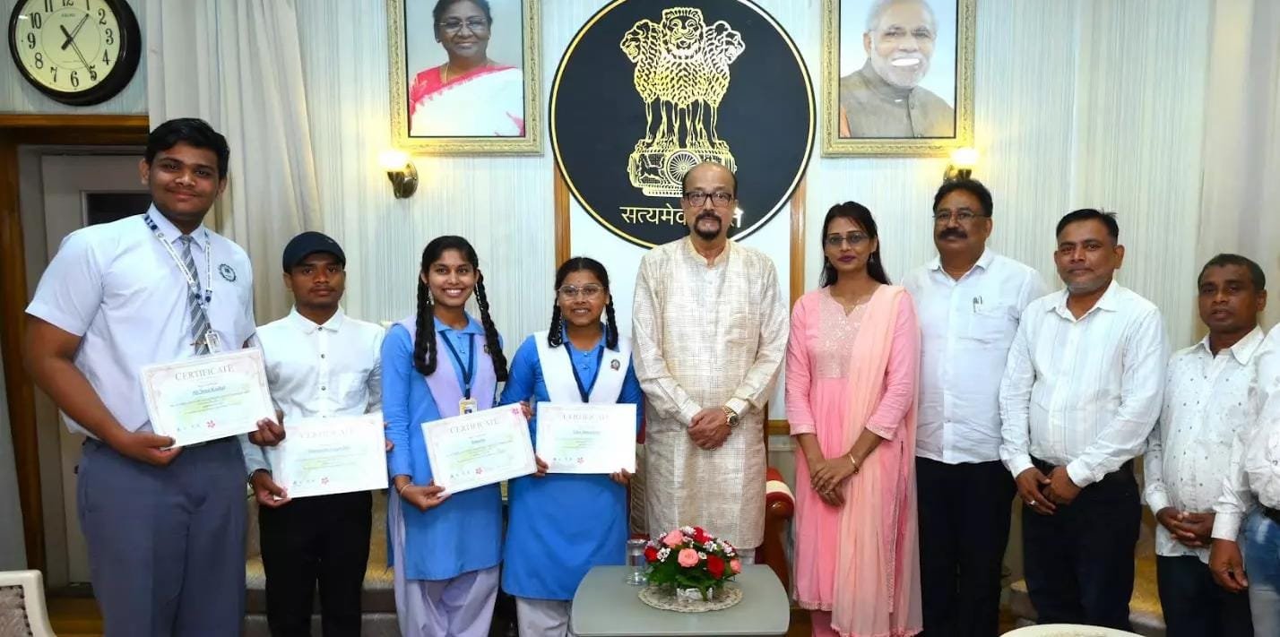 ग्रामीण प्रतिभाओं का बढ़ा मान! सकुरा साइंस प्रोग्राम से लौटे विद्यार्थियों को राज्यपाल ने किया सम्मानित ग्रामीण प्रतिभाओं का बढ़ा मान! सकुरा साइंस प्रोग्राम से लौटे विद्यार्थियों को राज्यपाल ने किया सम्मानित
