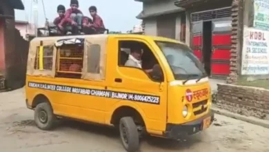 मारुति वैन के अंदर ठूसे स्कूली छात्र, जगह नहीं बची तो छत पर बैठाकर दौड़ाई गाड़ी… बिजनौर का Video वायरल मारुति वैन के अंदर ठूसे स्कूली छात्र, जगह नहीं बची तो छत पर बैठाकर दौड़ाई गाड़ी… बिजनौर का Video वायरल