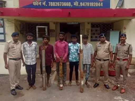 10 घंटे में सुलझे चोरी के तीन मामले: दुर्ग पुलिस ने 5 युवकों को दबोचा, ₹37 हजार का चोरी का सामान जब्त 10 घंटे में सुलझे चोरी के तीन मामले: दुर्ग पुलिस ने 5 युवकों को दबोचा, ₹37 हजार का चोरी का सामान जब्त