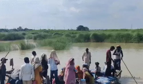 नेपाल में बारिश-दरभंगा के 20 गांव में चल रही नाव:6 गांव टापू बने, सड़क संपर्क टूटा; बगहा समेत 7 जिलों में बारिश, 5 शहरों में अलर्ट