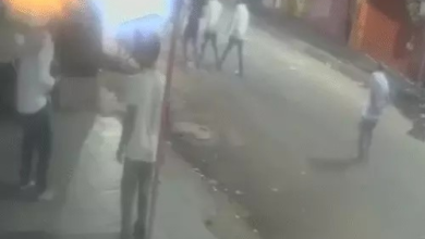 जूस सेंटर संचालक पर लोहे के पाइप-डंडों से हमला:सिर में 12 टांके आए, 2 राहगीर भी घायल; पुरानी रंजिश में शराबियों ने मचाया उत्पात