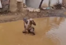 सड़क बनी ‘तालाब’, बीच सड़क पर बैठकर नहाने लगा ग्रामीण: CM से लगाई गुहार-‘उग्र आंदोलन के लिए मजबूर मत कीजिए’, 3 दिन से आमरण अनशन जारी