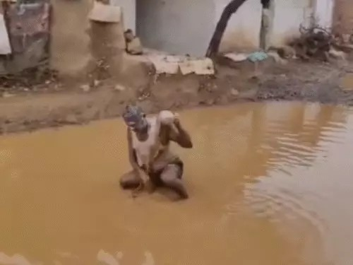सड़क बनी ‘तालाब’, बीच सड़क पर बैठकर नहाने लगा ग्रामीण: CM से लगाई गुहार-‘उग्र आंदोलन के लिए मजबूर मत कीजिए’, 3 दिन से आमरण अनशन जारी सड़क बनी ‘तालाब’, बीच सड़क पर बैठकर नहाने लगा ग्रामीण: CM से लगाई गुहार-‘उग्र आंदोलन के लिए मजबूर मत कीजिए’, 3 दिन से आमरण अनशन जारी