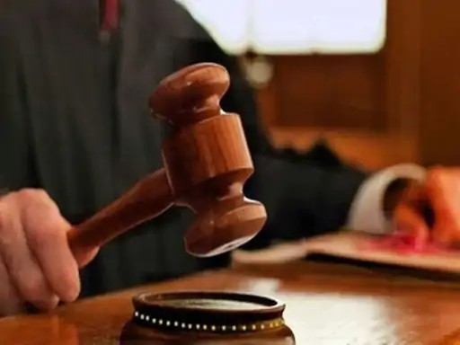 हाई कोर्ट की सख्त टिप्पणी: 93 साल की मां को प्रताड़ित करने वाले बेटे-बहू की बेदखली पर लगाई मुहर