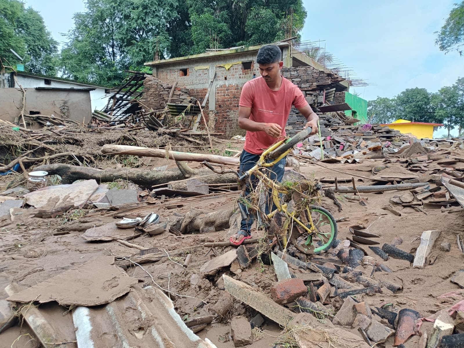 एक साल बाद भी बाढ़ पीड़ितों का पुनर्वास अधूरा, स्थायी आवास की राह देख रहे ग्रामीण