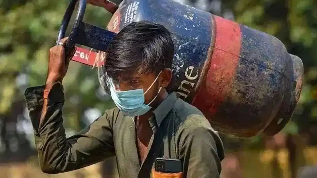 छोटे कारोबारियों और रेस्टोरेंट मालिकों को बड़ी राहत: अब मिलेंगे 10 KG के कमर्शियल सिलेंडर! छोटे कारोबारियों और रेस्टोरेंट मालिकों को बड़ी राहत: अब मिलेंगे 10 KG के कमर्शियल सिलेंडर!