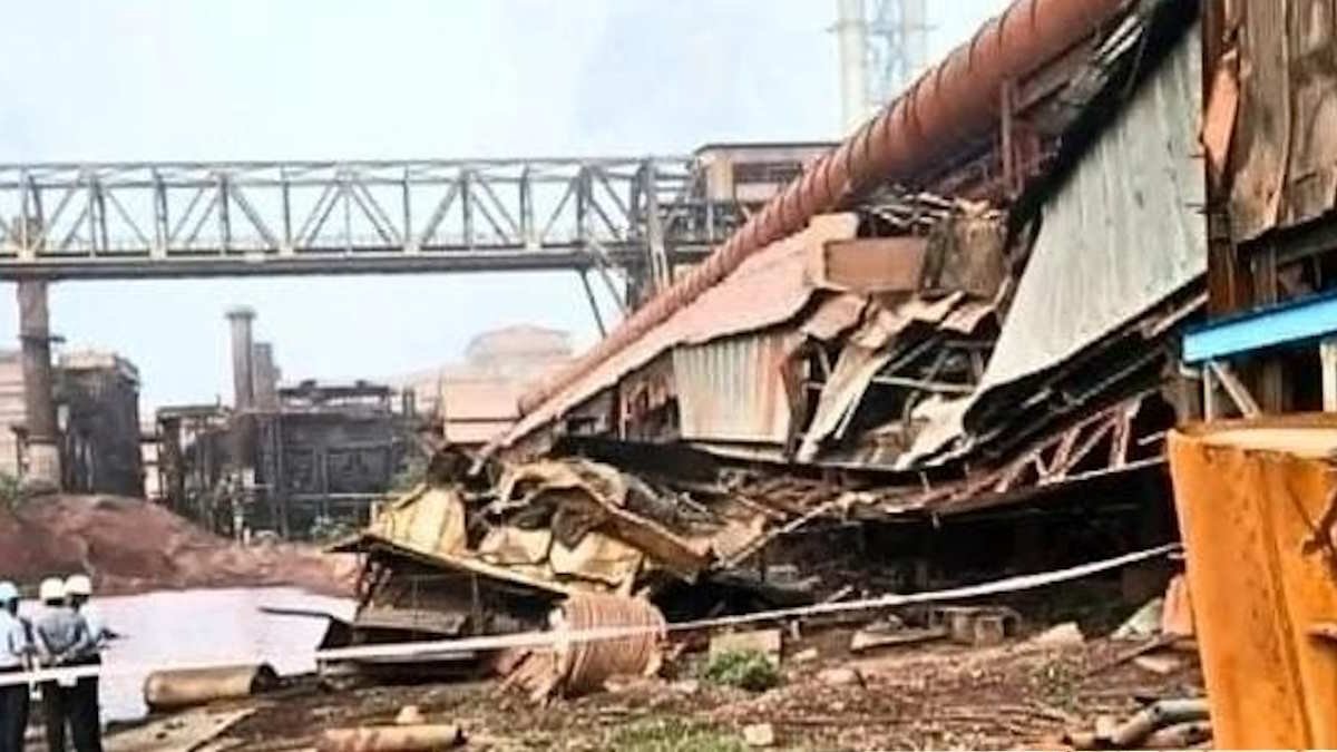 BSP में बड़ा हादसा: 50 फीट नीचे गिरा ओवर ब्रिज क्रेन का केबिन, ऑपरेटर गंभीर घायल, जांच शुरू BSP में बड़ा हादसा: 50 फीट नीचे गिरा ओवर ब्रिज क्रेन का केबिन, ऑपरेटर गंभीर घायल, जांच शुरू