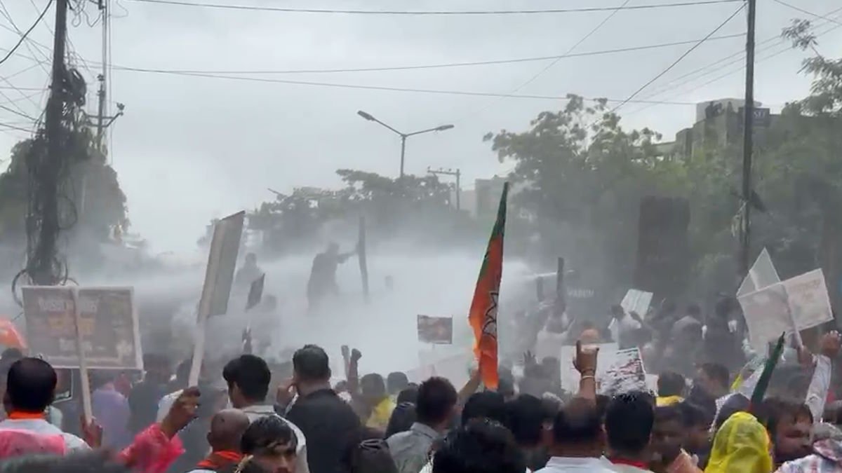 NEET पेपर लीक पर रायपुर में सियासी संग्राम: भाजपा-कांग्रेस आमने-सामने, पुलिस ने छोड़े आंसू गैस के गोले, वॉटर कैनन से खदेड़ा