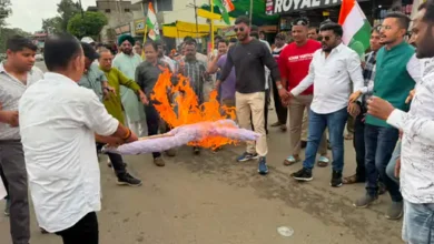 एमसीबी में कांग्रेस का विरोध प्रदर्शन, खड़गे-राहुल की गिरफ्तारी के विरोध में फूंका प्रधानमंत्री का पुतला एमसीबी में कांग्रेस का विरोध प्रदर्शन, खड़गे-राहुल की गिरफ्तारी के विरोध में फूंका प्रधानमंत्री का पुतला