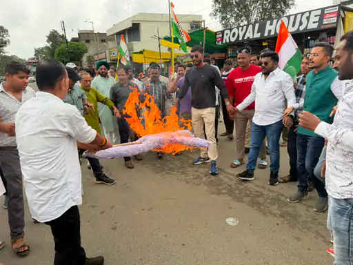 एमसीबी में कांग्रेस का विरोध प्रदर्शन, खड़गे-राहुल की गिरफ्तारी के विरोध में फूंका प्रधानमंत्री का पुतला