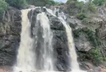 जीपीएम के पर्यटन स्थलों पर उमड़ी सैलानियों की भीड़, बारिश से झरने और नदियां बनीं आकर्षण का केंद्र