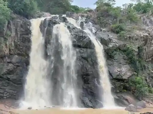 जीपीएम के पर्यटन स्थलों पर उमड़ी सैलानियों की भीड़, बारिश से झरने और नदियां बनीं आकर्षण का केंद्र जीपीएम के पर्यटन स्थलों पर उमड़ी सैलानियों की भीड़, बारिश से झरने और नदियां बनीं आकर्षण का केंद्र