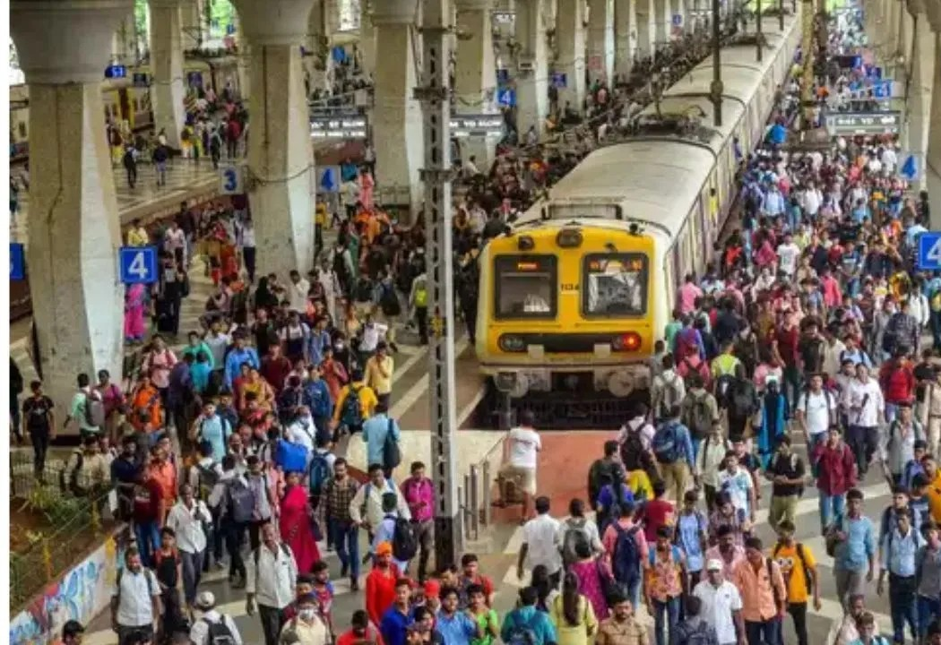 मुंबई लोकल के 75 लाख यात्रियों की सुरक्षा पर संकट, RPF और GRP में 2,559 पद खाली, हर चौथा पद रिक्त
