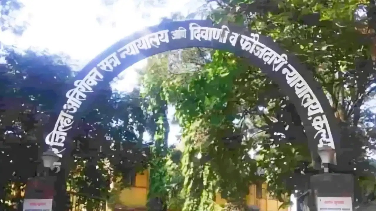 iPhone के एयरड्रॉप से चुराया 15 महिलाओं का प्राइवेट डेटा, रंगे हाथों पकड़े जाने पर वकील की कोर्ट परिसर में सरेआम कुटाई iPhone के एयरड्रॉप से चुराया 15 महिलाओं का प्राइवेट डेटा, रंगे हाथों पकड़े जाने पर वकील की कोर्ट परिसर में सरेआम कुटाई