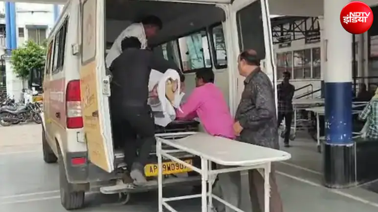 अस्पताल के रास्ते में खत्म हुई ऑक्सीजन, 21 साल के मरीज ने तोड़ा दम, मध्य प्रदेश की एंबुलेंस सेवा का हाल अस्पताल के रास्ते में खत्म हुई ऑक्सीजन, 21 साल के मरीज ने तोड़ा दम, मध्य प्रदेश की एंबुलेंस सेवा का हाल