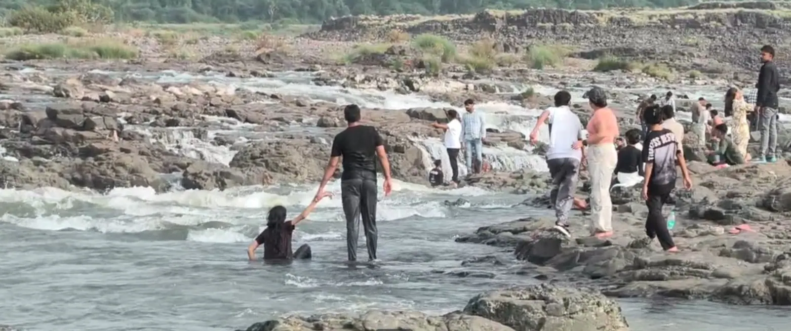 पिकनिक बनी मौत का सफर: इंदौर और महेश्वर में पानी में डूबने से दो किशोरों की मौत, एक युवक बह गया
