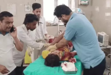 ट्रक में घुसी स्कूल वैन चकनाचूर, एक की मौत:गाड़ी में फंसे बच्चों को लोगों ने बाहर निकाला, 2 की हालत गंभीर