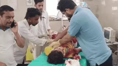ट्रक में घुसी स्कूल वैन चकनाचूर, एक की मौत:गाड़ी में फंसे बच्चों को लोगों ने बाहर निकाला, 2 की हालत गंभीर