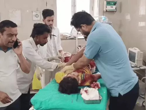 ट्रक में घुसी स्कूल वैन चकनाचूर, एक की मौत:गाड़ी में फंसे बच्चों को लोगों ने बाहर निकाला, 2 की हालत गंभीर