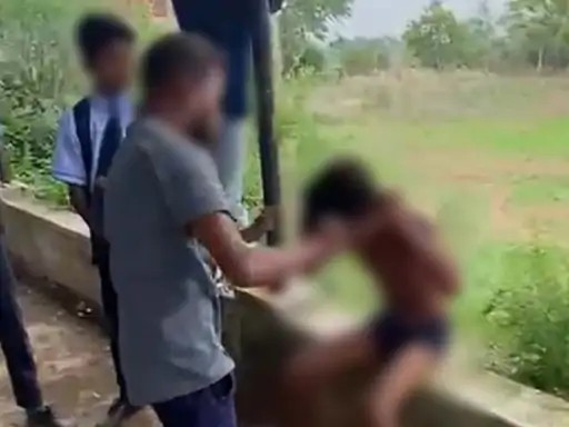 स्कूल छात्र पर हमला: कथित अपहरण के बाद मंदिर के पीछे ले जाकर की मारपीट, VIDEO सामने आया स्कूल छात्र पर हमला: कथित अपहरण के बाद मंदिर के पीछे ले जाकर की मारपीट, VIDEO सामने आया