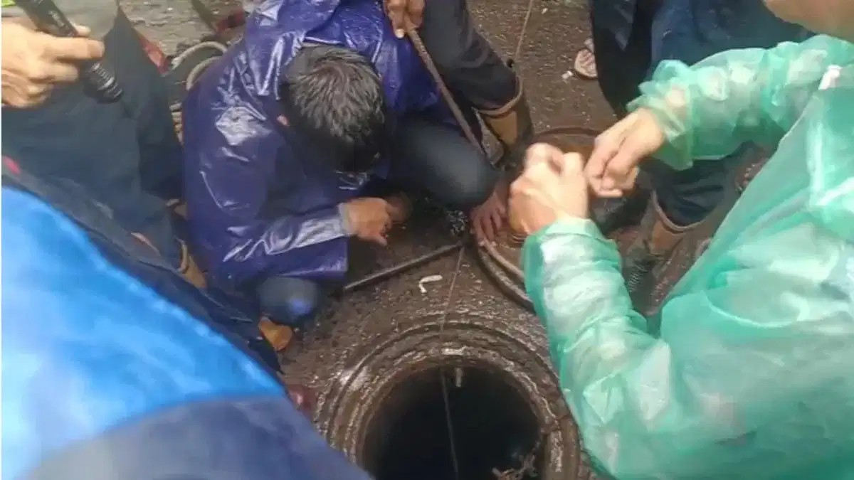 मुंबई में बारिश के बीच बड़ा हादसा, मोबाइल पर बात करते-करते 25 फीट गहरे मैनहोल में गिरा शख्स, मौत