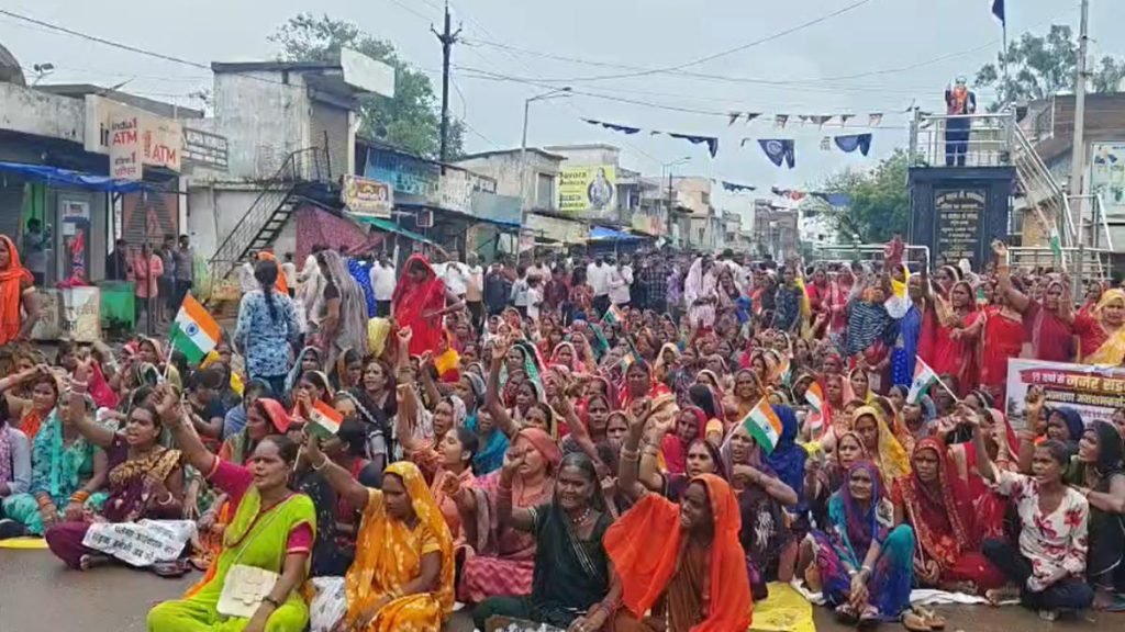 डोंगाकोहरौद सड़क को लेकर उग्र हुआ आंदोलन, अंबेडकर चौक पर ग्रामीणों का चक्काजाम