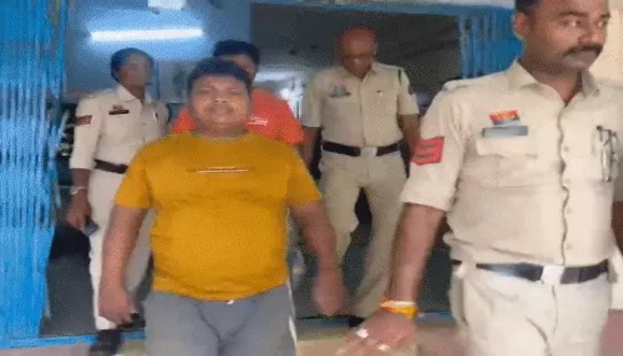 जमीन की रंजिश में बुजुर्ग दंपती की हत्या, शव जलाकर हादसा दिखाने की कोशिश; दो सगे भाई गिरफ्तार जमीन की रंजिश में बुजुर्ग दंपती की हत्या, शव जलाकर हादसा दिखाने की कोशिश; दो सगे भाई गिरफ्तार