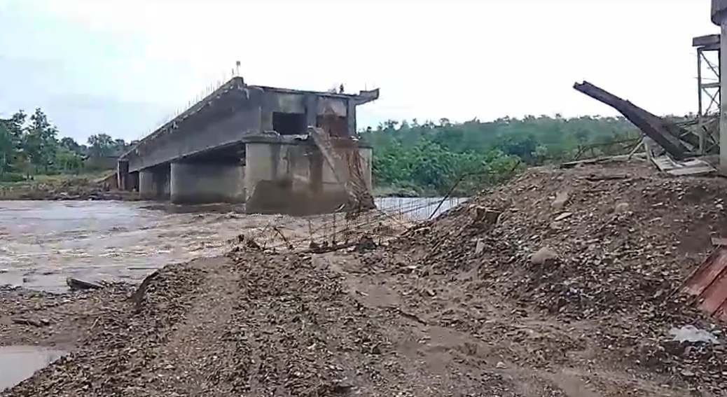 भारी बारिश में भरभराकर गिरा 9 करोड़ का निर्माणाधीन पुल: उदंती नदी के उफान से टूटा ब्रिज, छत्तीसगढ़-ओडिशा मार्ग प्रभावित