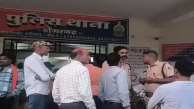 फॉरेक्स ट्रेडिंग के नाम पर अरबों की ठगी का आरोप, 10 राज्यों के निवेशकों ने डोंगरगढ़ थाने का किया घेराव फॉरेक्स ट्रेडिंग के नाम पर अरबों की ठगी का आरोप, 10 राज्यों के निवेशकों ने डोंगरगढ़ थाने का किया घेराव
