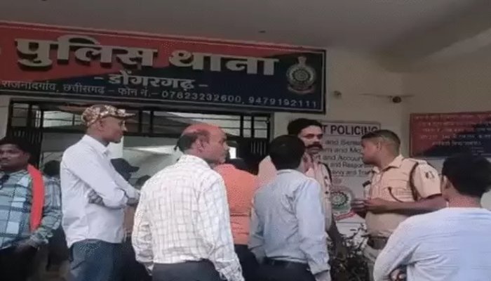 फॉरेक्स ट्रेडिंग के नाम पर अरबों की ठगी का आरोप, 10 राज्यों के निवेशकों ने डोंगरगढ़ थाने का किया घेराव फॉरेक्स ट्रेडिंग के नाम पर अरबों की ठगी का आरोप, 10 राज्यों के निवेशकों ने डोंगरगढ़ थाने का किया घेराव