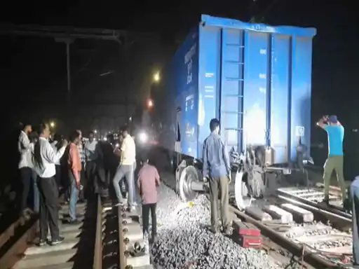 बिलासपुर स्टेशन के पास मालगाड़ी का वैगन बेपटरी, ट्रेनों की आवाजाही प्रभावित; जांच शुरू