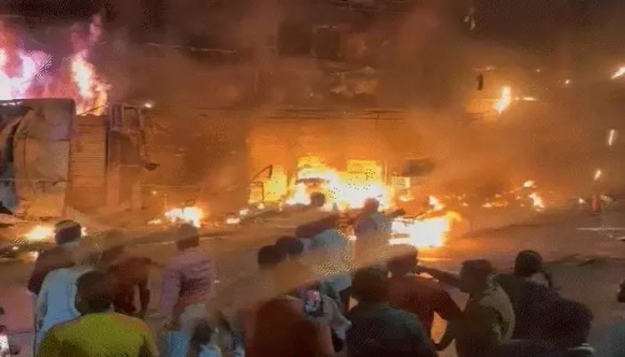 रायपुर में भीषण आग से ऑक्टोपस बार समेत 4 दुकानें खाक, 13 दमकलों ने 7 घंटे की मशक्कत के बाद पाया काबू