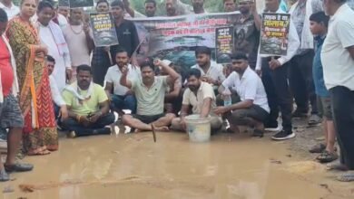 कड़ार सेवार की जर्जर सड़क पर कांग्रेस का अनोखा प्रदर्शन, गड्ढों में मछली पालन कर सरकार को घेरा