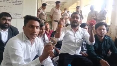 बिलासपुर: निजी स्कूलों की कथित मनमानी के खिलाफ एनएसयूआई का प्रदर्शन, डीईओ कार्यालय का किया घेराव