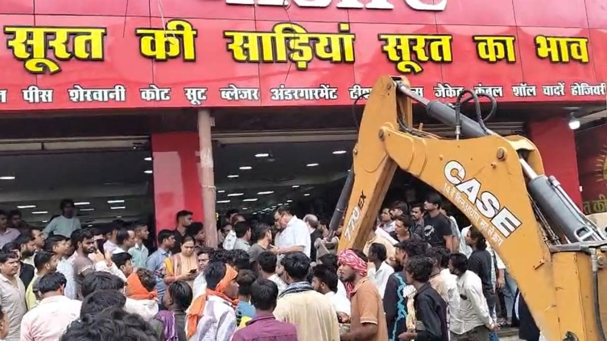 रायपुर के पंडरी कपड़ा मार्केट में निगम का बुलडोजर: सबसे पुरानी होजियरी दुकान पर एक्शन, अवैध कब्जा हटाया रायपुर के पंडरी कपड़ा मार्केट में निगम का बुलडोजर: सबसे पुरानी होजियरी दुकान पर एक्शन, अवैध कब्जा हटाया