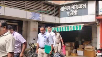 धमतरी में EOW की रेड: 2004 के लोक कला जत्था घोटाले की जांच में मेडिकल स्टोर से अहम दस्तावेज जब्त