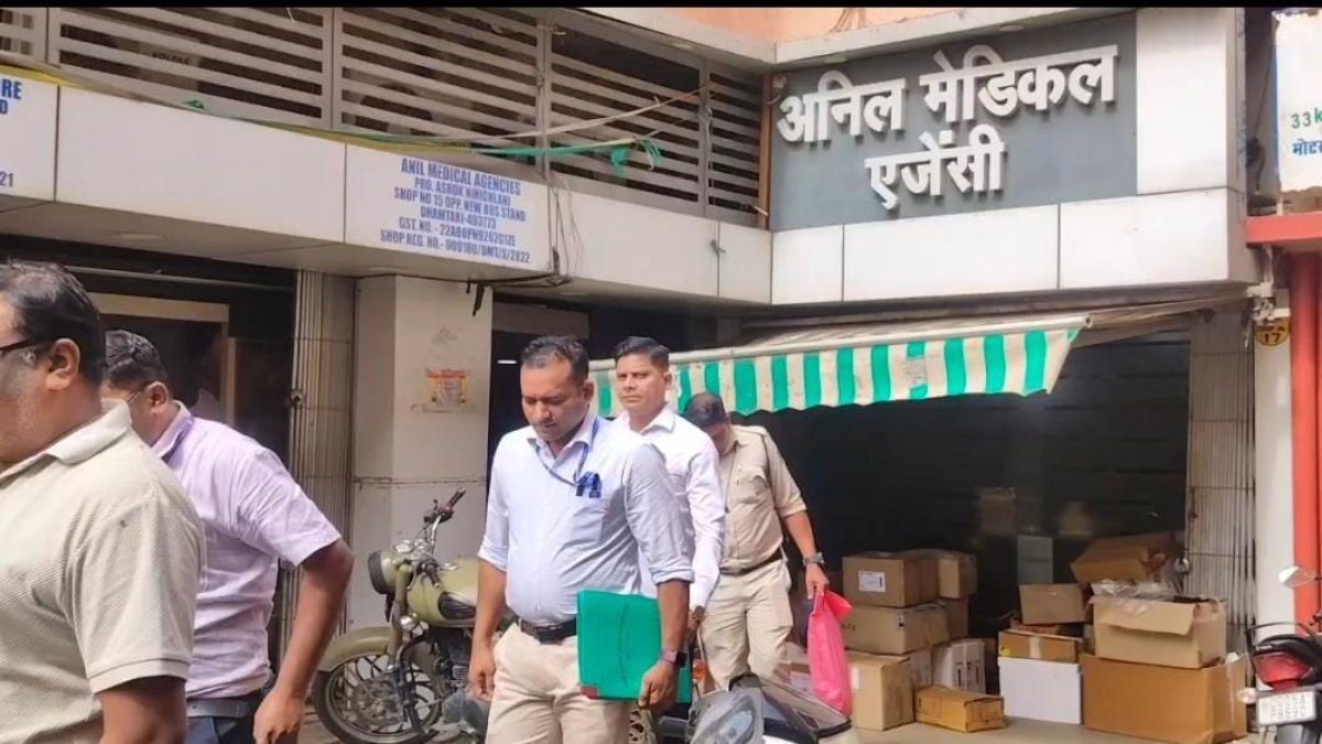 धमतरी में EOW की रेड: 2004 के लोक कला जत्था घोटाले की जांच में मेडिकल स्टोर से अहम दस्तावेज जब्त धमतरी में EOW की रेड: 2004 के लोक कला जत्था घोटाले की जांच में मेडिकल स्टोर से अहम दस्तावेज जब्त