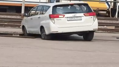 रायपुर रेलवे स्टेशन पर प्लेटफॉर्म तक पहुंची कार, बड़ा हादसा टला; आरपीएफ ने दर्ज किया मामला रायपुर रेलवे स्टेशन पर प्लेटफॉर्म तक पहुंची कार, बड़ा हादसा टला; आरपीएफ ने दर्ज किया मामला