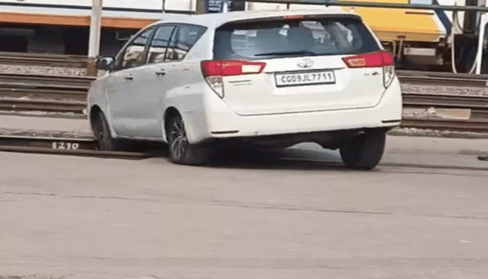 रायपुर रेलवे स्टेशन पर प्लेटफॉर्म तक पहुंची कार, बड़ा हादसा टला; आरपीएफ ने दर्ज किया मामला