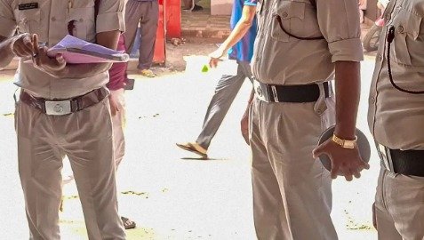 ‘पति का महिला दारोगा से अफेयर…’ पत्नी के आरोप पर सार्जेंट मेजर पर केस, बोली- नौकरी लगते ही तलाक की रखी अजीब शर्त ‘पति का महिला दारोगा से अफेयर…’ पत्नी के आरोप पर सार्जेंट मेजर पर केस, बोली- नौकरी लगते ही तलाक की रखी अजीब शर्त