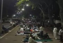 संविलियन और समान वेतन की मांग पर अड़े अतिथि शिक्षक, शिक्षा मंत्री के निवास के बाहर सड़क पर बिताई रात