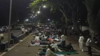 संविलियन और समान वेतन की मांग पर अड़े अतिथि शिक्षक, शिक्षा मंत्री के निवास के बाहर सड़क पर बिताई रात