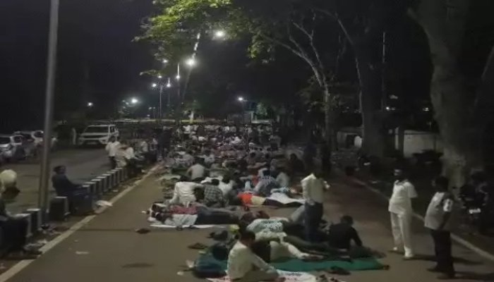 संविलियन और समान वेतन की मांग पर अड़े अतिथि शिक्षक, शिक्षा मंत्री के निवास के बाहर सड़क पर बिताई रात संविलियन और समान वेतन की मांग पर अड़े अतिथि शिक्षक, शिक्षा मंत्री के निवास के बाहर सड़क पर बिताई रात