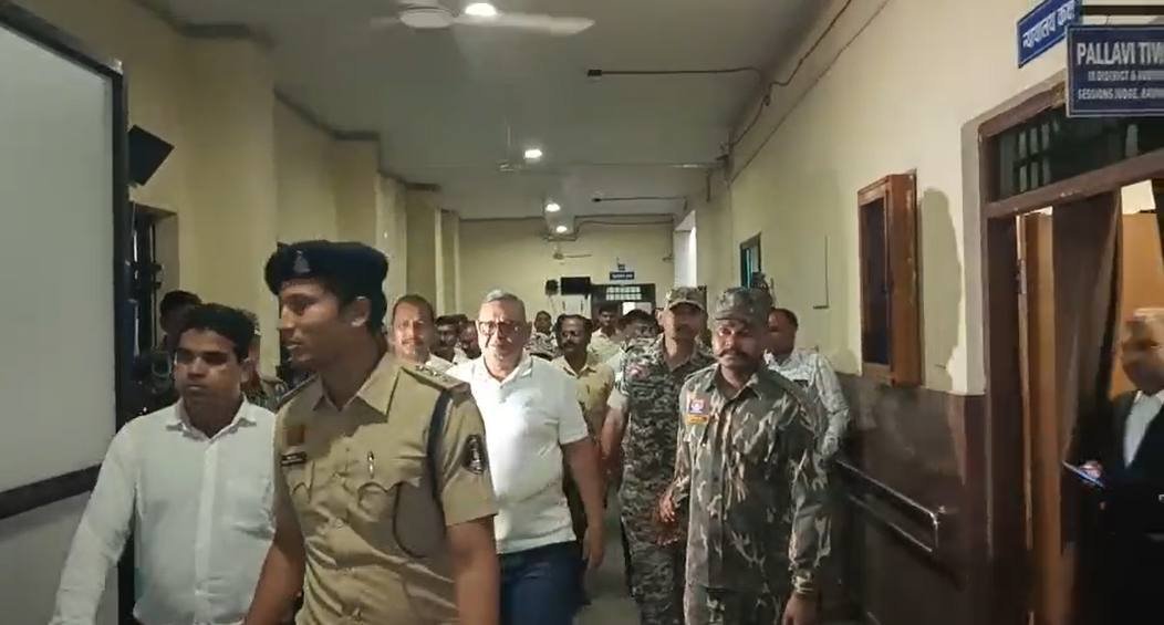कोयला-शराब घोटाले में रामगोपाल अग्रवाल की बढ़ी मुश्किलें: कोर्ट ने 5 दिन और बढ़ाई रिमांड, अब 22 जुलाई तक EOW की हिरासत कोयला-शराब घोटाले में रामगोपाल अग्रवाल की बढ़ी मुश्किलें: कोर्ट ने 5 दिन और बढ़ाई रिमांड, अब 22 जुलाई तक EOW की हिरासत